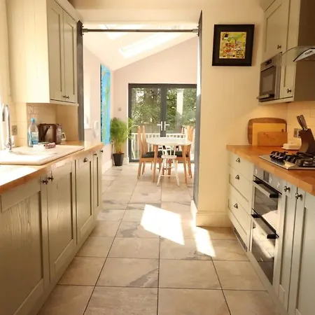Bright Two Bedroom House With Parking And Garden Bristol