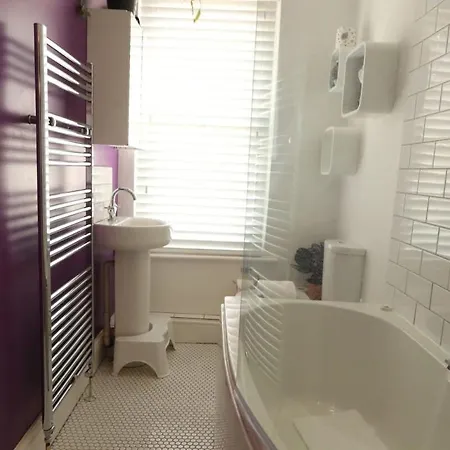 Bright Two Bedroom House With Parking And Garden Dom wakacyjny Bristol