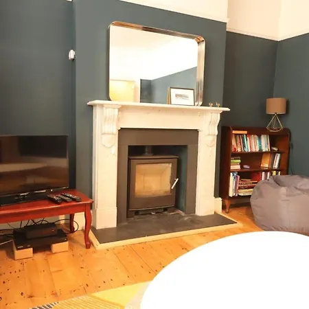 Bright Two Bedroom House With Parking And Garden * Bristol