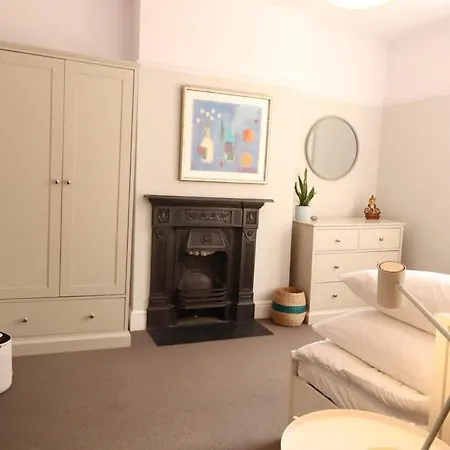 Bright Two Bedroom House With Parking And Garden Prázdninový dům