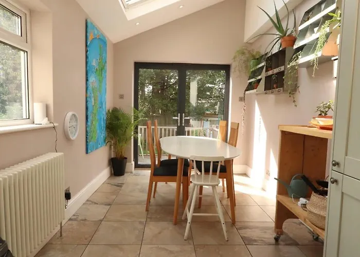 Bright Two Bedroom House With Parking And Garden