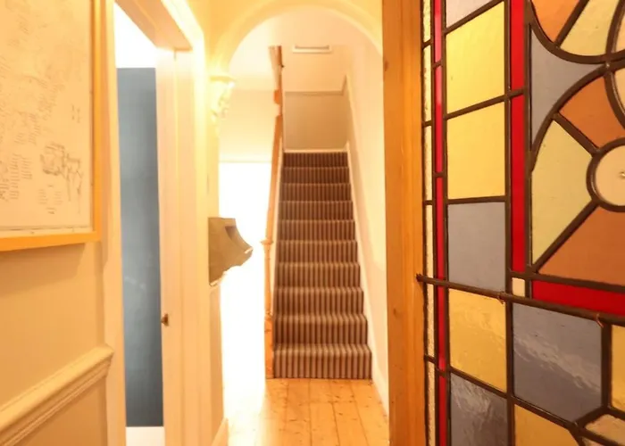 Bright Two Bedroom House With Parking And Garden Vakantiehuis