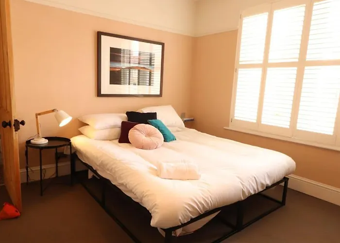 Bright Two Bedroom House With Parking And Garden Vakantiehuis Bristol