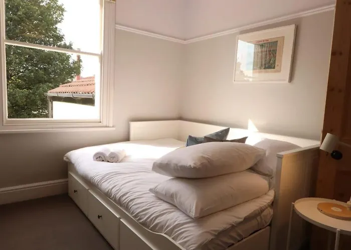 Vakantiehuis Bright Two Bedroom House With Parking And Garden Bristol