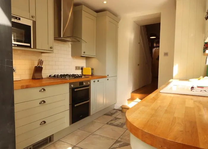 Bright Two Bedroom House With Parking And Garden *