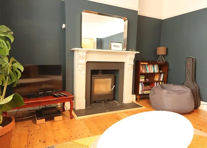 Bright Two Bedroom House With Parking And Garden * Bristol