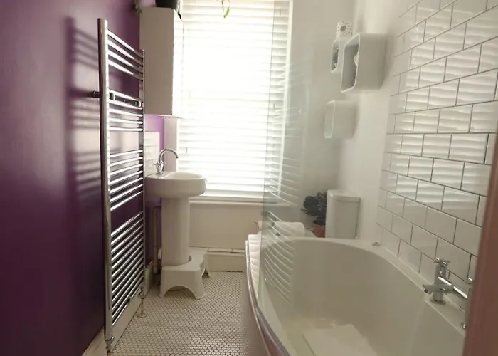 Bright Two Bedroom House With Parking And Garden 펜션 브리스틀