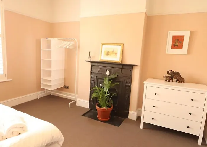 Bright Two Bedroom House With Parking And Garden 펜션 *